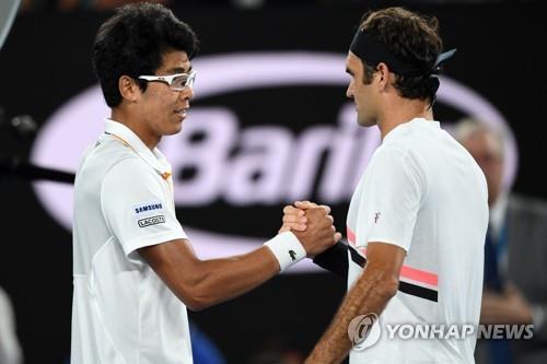 In this EPA file photo from Jan. 26, 2018, Chung Hyeon of South Korea (L) shakes hands with Roger Federer of Switzerland after retiring from their semifinal match at the Australian Open at Melbourne Park in Melbourne. (Yonhap)