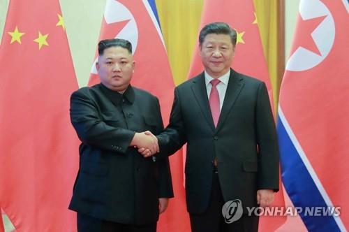 This photo printed in the Jan. 10, 2019, edition of North Korea's Rodong Sinmun shows North Korean leader Kim Jong-un (L) posing for a photo with Chinese President Xi Jinping at the Great Hall of the People in Beijing on Jan. 8. (For Use Only in the Republic of Korea. No Redistribution) (Yonhap)