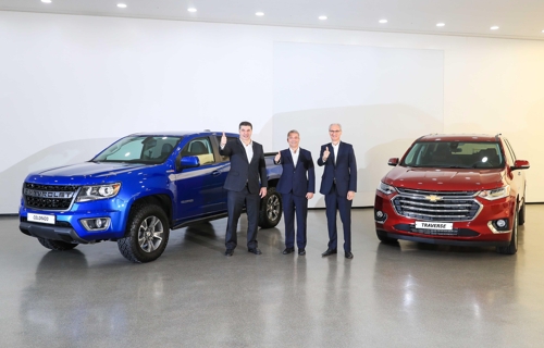 In this photo provided by GM Korea, GM Korea President and CEO Kaher Kazem (L), GM International President Julian Blissett (C) and GM Technical Center Korea President Roberto Rempel hold up their thumbs before a press event at the GM design center in Incheon on June 25, 2019. (PHOTO NOT FOR SALE) (Yonhap)
