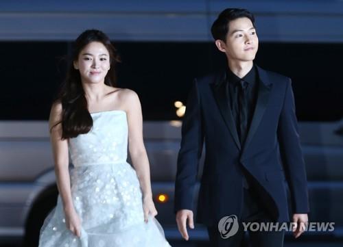 This file photo shows Korean top star couple Song Hye-kyo (L) and Song Joong-ki. (Yonhap) 