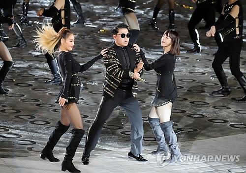 South Korean singer-rapper Psy performs during a ceremony to mark the 70th anniversary of Armed Forces Day at the War Memorial of Korea in central Seoul on Oct. 1, 2018. (Yonhap)