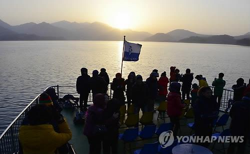 This file photo shows a sunrise event aboard a cruise ship in Cheongpung Lake in Jecheon, North Chungcheong Province. (Yonhap)