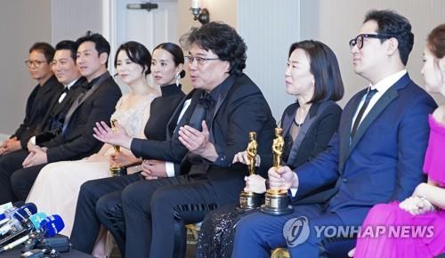 Director Bong Joon-ho (C) speaks during a press conference following winning four awards at the 92nd Academy Awards held at the Dolby Theatre in Los Angeles on Feb. 9, 2020. (Yonhap)