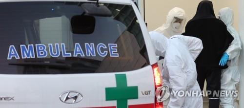 A Navy sailor arrives at a hospital on South Korea's southern island of Jeju to undergo a test for the new coronavirus on Feb. 20, 2020. (Yonhap)