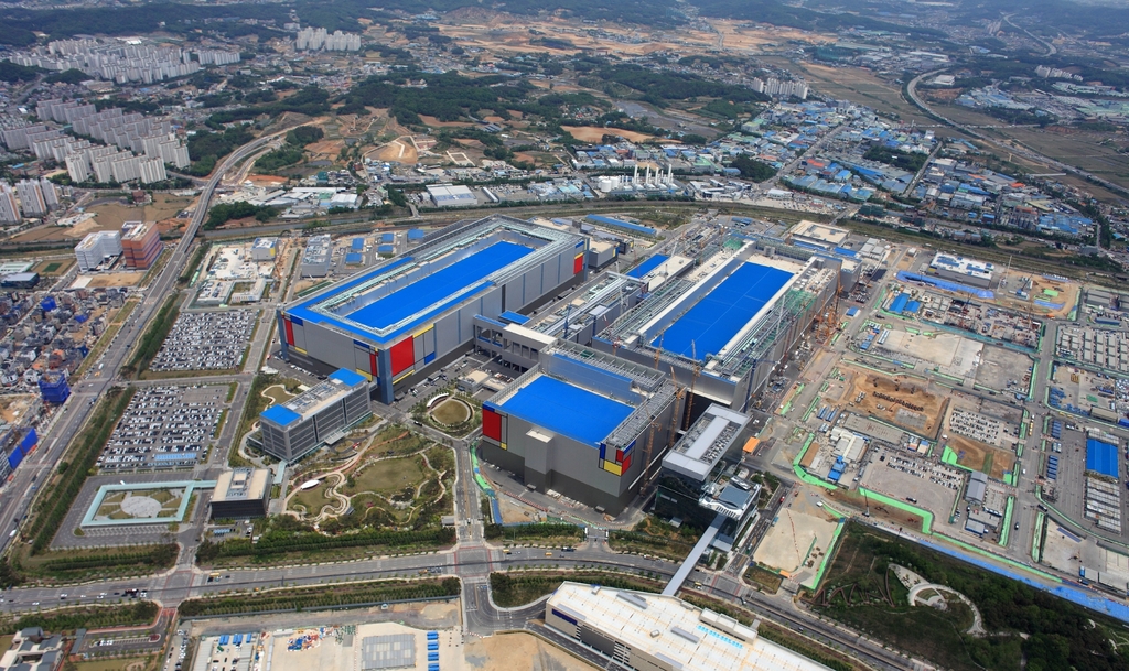 This photo provided by Samsung Electronics Co. on May 21, 2020, shows the company's chip plant in Pyeongtaek, south of Seoul. (PHOTO NOT FOR SALE) (Yonhap)
