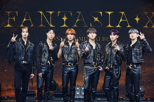 This photo provided by Starship Entertainment shows boy band Monsta X posing for photos during a media showcase for the group's new EP record, "Fantasia X," held in Seoul on May 26, 2020. (PHOTO NOT FOR SALE) (Yonhap)