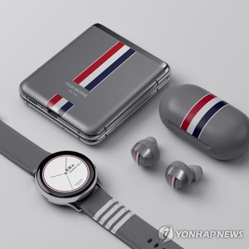 This photo provided by Samsung Electronics Co. on Feb. 13, 2020, shows the Galaxy Z Flip Thom Browne edition. (PHOTO NOT FOR SALE) (Yonhap)