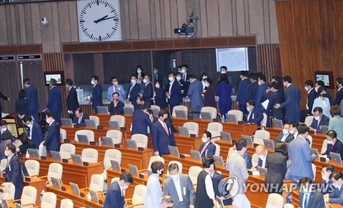 Lawmakers cast their votes on a bill to impeach Justice Minister Choo Mi-ae for alleged power abuse at the National Assembly in Seoul on July 23, 2020. (Yonhap)