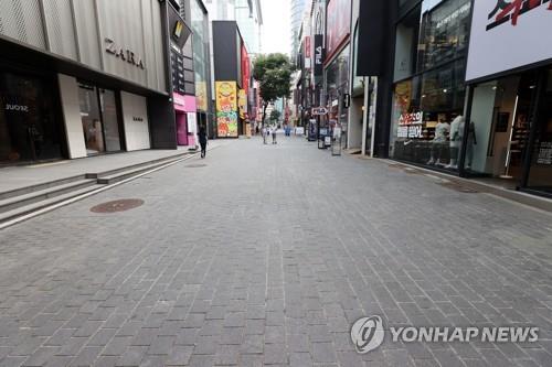 A street in Myeongdong, one of the top tourist hot spots in Seoul, is almost deserted on Aug. 24, 2020. (Yonhap)