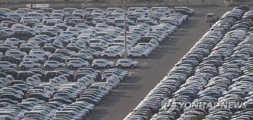 This photo, taken on March 18, 2020, shows completed vehicles lined up at Hyundai Motor's port in Ulsan, about 410 kilometers southeast of Seoul. (Yonhap) 