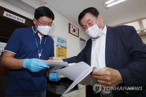 The secretary general of a coalition of conservative civic groups seeking to hold anti-government rallies submits an application for Oct. 3 demonstrations at Jongno Police Station in central Seoul on Sept. 16, 2020. (Yonhap)