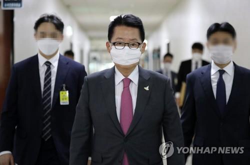 National Intelligence Service Director Park Jie-won makes his way to attend a parliamentary Intelligence Committee meeting on Sept. 25, 2020. (Yonhap)