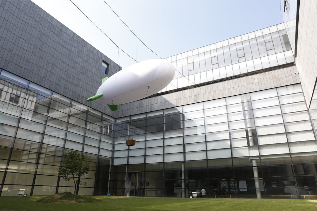 This photo, provided by the National Museum of Modern and Contemporary Art (MMCA), shows a photo taken during the exhibition "Soungui Kim: Lazy Clouds" at MMCA in Seoul. The work is scheduled to be showcased at the ZKM Center for Art and Media in Karlsruhe, Germany. (PHOTO NOT FOR SALE) (Yonhap)