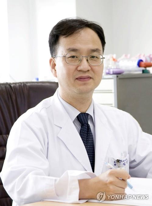 Kim Hyeong-soo, a senior doctor at the Busan Medical Center in the southern port city, poses for the camera in this photo provided by the hospital. (PHOTO NOT FOR SALE) (Yonhap)