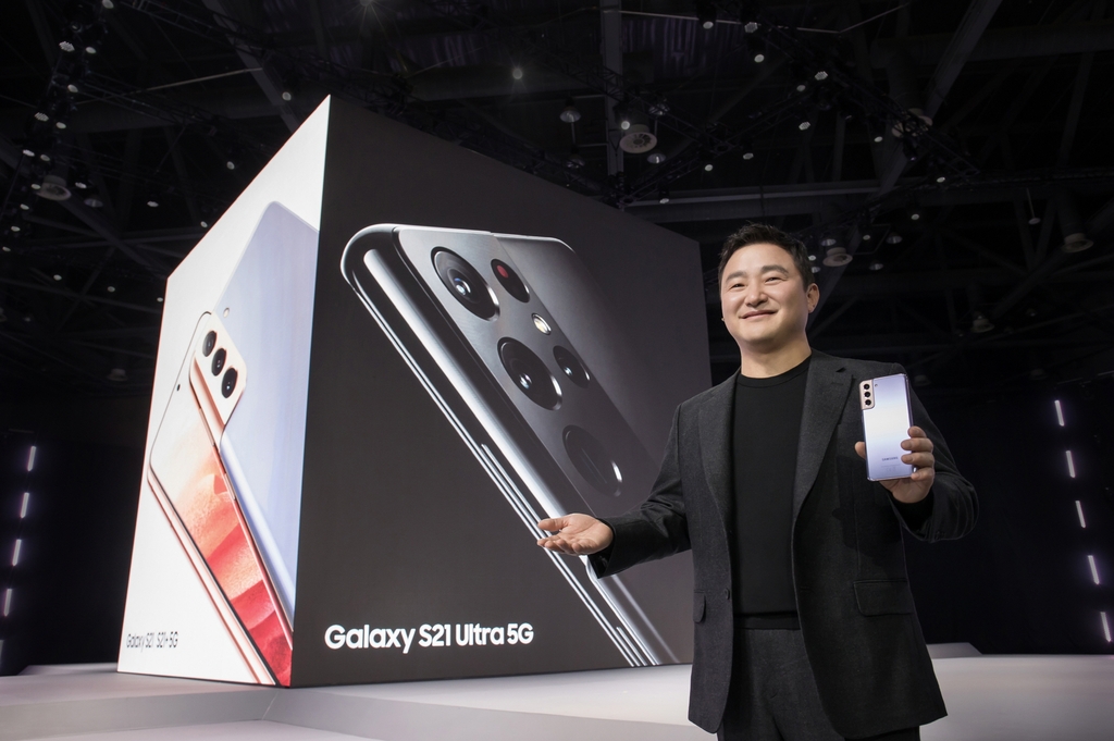 This photo provided by Samsung Electronics Co. on Jan. 15, 2021, shows Roh Tae-moon, who heads Samsung's mobile business, holding the Galaxy S21 smartphone at the Galaxy Unpacked 2021 event. (PHOTO NOT FOR SALE) (Yonhap)