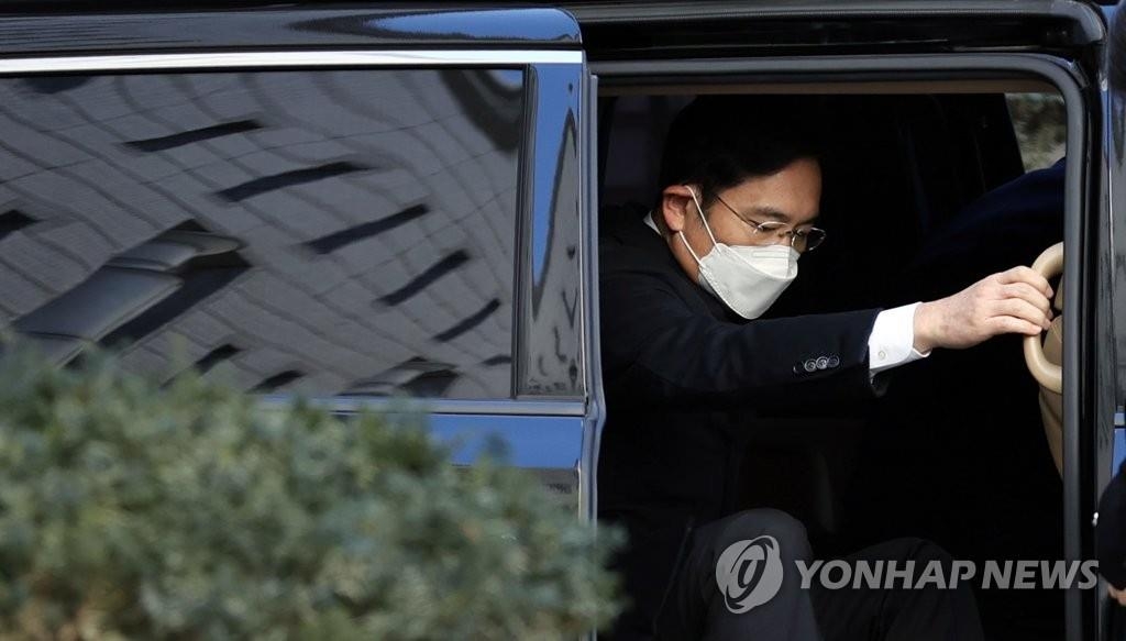 In this file photo, Lee Jae-yong, vice chairman of Samsung Electronics Co., gets out of a car outside the Seoul High Court to attend a hearing on Dec. 30, 2020. (Yonhap)