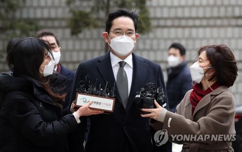 This Jan. 18, 2021, photo shows Lee Jae-yong (C), vice chairman of Samsung Electronics Co., heading to the Seoul High Court to attend a sentencing hearing for a high-profile bribery case. (Yonhap) 