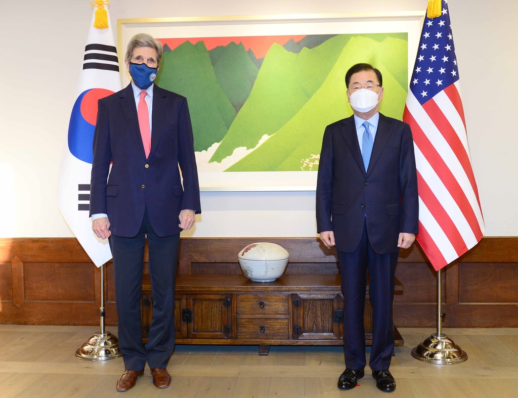 South Korean Foreign Minister Chung Eui-yong (R) and U.S. Special Presidential Envoy for Climate John Kerry pose for a photo as they meet for dinner talks at Chung's official residence in Seoul on April 17, 2021 in this photo released by the foreign ministry. (PHOTO NOT FOR SALE) (Yonhap)