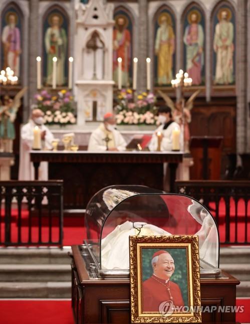 A Requiem Mass for Cardinal Nicholas Cheong Jin-suk takes place at Myeongdong Cathedral in Seoul on April 28, 2021. (Yonhap)