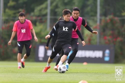 Kwon Chang-hoon of the South Korean men's national football team (C) trains at the National Football Center in Paju, Gyeonggi Province, on June 1, 2021, in this photo provided by the Korea Football Association. (PHOTO NOT FOR SALE) (Yonhap)
