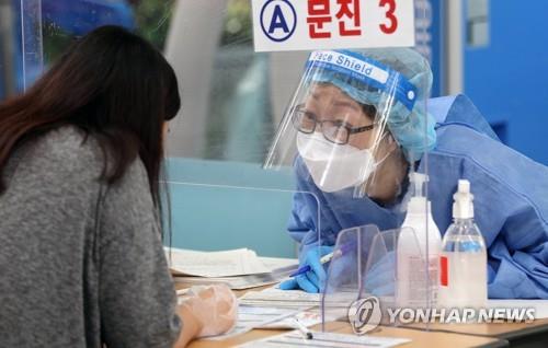 A medical worker conducts a COVID-19 test at a makeshift testing station in Gwangju on Sept. 19, 2021. (Yonhap)