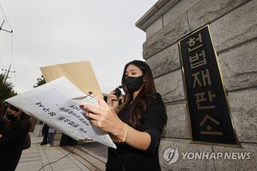A tattooist talks about a petition against the medical law that bans tattooing by non-medical practitioners in front of the Constitutional Court in Seoul on Sept. 27, 2021. (Yonhap)