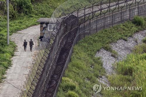 South Korean soldiers patrol along a barbed wire fence next to the Imjin River, which runs across the inter-Korean border, in Paju, north of Seoul, on Aug. 20, 2021. (Yonhap) 