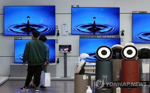 OLED televisions by LG Electronics Co. are on display at an electronics store in Seoul, in the Oct. 12, 2021, file photo. (Yonhap)