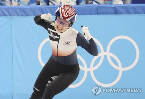 Choi Min-jeong of South Korea celebrates her gold medal in the women's 1,500m short track speed skating race at the Beijing Winter Olympics at Capital Indoor Stadium in Beijing on Feb. 16, 2022. (Yonhap)