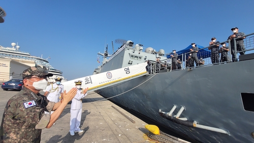 South Korea's Chief of Naval Operations Adm. Kim Jung-soo (L) addresses troops of the country's anti-piracy Cheonghae unit at a harbor in Oman on Feb. 23, 2022, in this photo provided by the Navy on Feb. 25, 2022. (PHOTO NOT FOR SALE) (Yonhap)