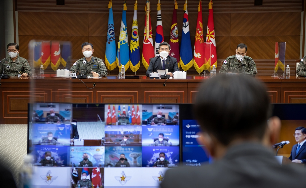 Defense Minister Suh Wook (C) speaks during a meeting with top military commanders of all service branches held in Seoul on Feb. 28, 2022, in this photo released by the Ministry of National Defense. (PHOTO NOT FOR SALE) (Yonhap)