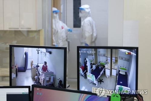 This file photo shows an isolation room for COVID-19 patients at a local hospital. (Yonhap)