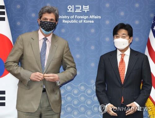 Second Vice Foreign Minister Choi Jong-moon (R) and Jose Fernandez, the U.S. undersecretary of state for economic growth, energy and the environment, pose for a photo during their meeting at the foreign ministry in Seoul on Dec. 17, 2021. (Yonhap)