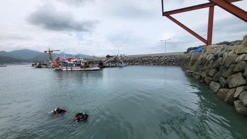 Police divers search for Cho Yu-na, a 10-year-old, and her parents near a dock on the southwestern island of Wando on June 26, 2022, in this photo provided by the Wando Coast Guard. (PHOTO NOT FOR SALE) (Yonhap)