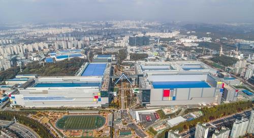This file photo provided by Samsung Electronics Co. on June 30, 2022, shows its chip campus in Hwaseong, some 40 kilometers south of Seoul. (PHOTO NOT FOR SALE) (Yonhap)