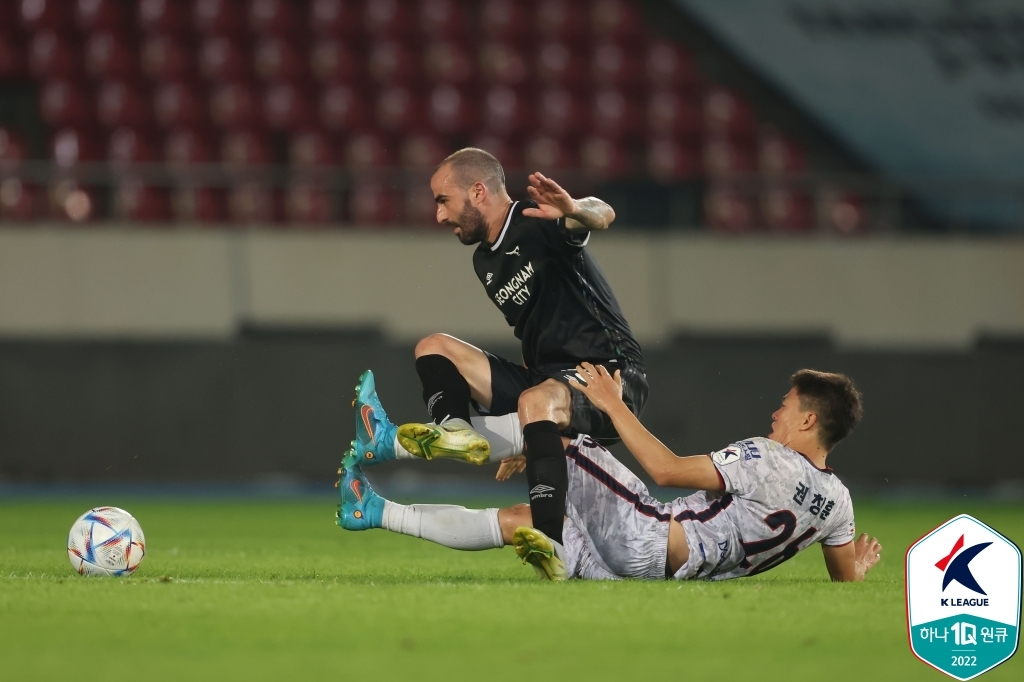 Milos Raickovic of Seongnam FC (L) is tackled by Kwon Chang-hoon of Gimcheon Sangmu FC during the clubs' K League 1 match at Tancheon Stadium in Seongnam, some 20 kilometers south of Seoul, on Aug. 5, 2022, in this photo provided by the Korea Professional Football League. (PHOTO NOT FOR SALE) (Yonhap)