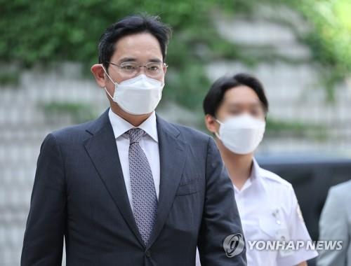 Samsung Electronics Co. Vice Chairman Lee Jae-yong arrives at the Seoul Central District Court on Aug. 12, 2022, to attend a hearing over his alleged involvement in accounting fraud and stock manipulation during a merger of two Samsung affiliates. (Yonhap)