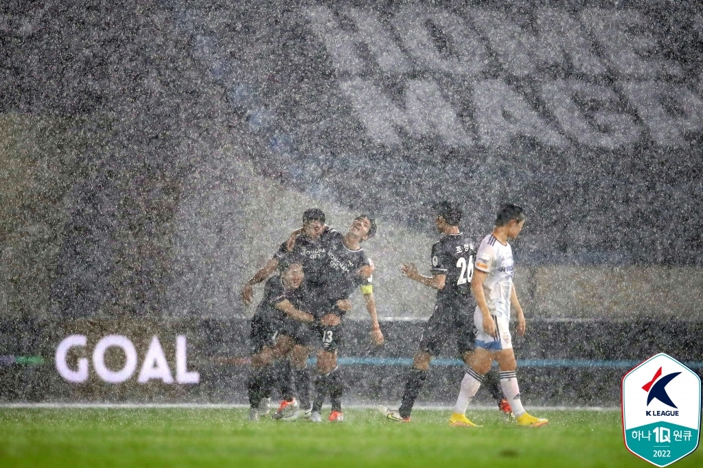 Kim Min-hyeok of Seongnam FC (C) is congratulated by teammates after scoring a goal against Ulsan Hyundai FC during the clubs' K League 1 match at Tancheon Stadium in Seongnam, 20 kilometers south of Seoul, on Sept. 4, 2022, in this photo provided by the Korea Professional Football League. (PHOTO NOT FOR SALE) (Yonhap)