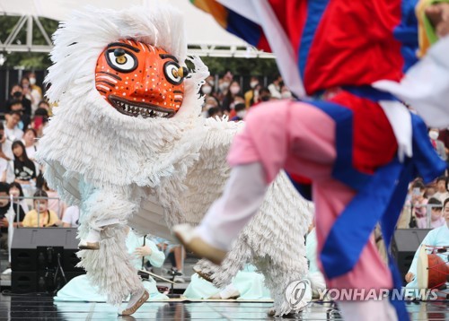 This undated file photo shows dancers performing a traditional Korean mask dance during a local festival. (Yonhap)