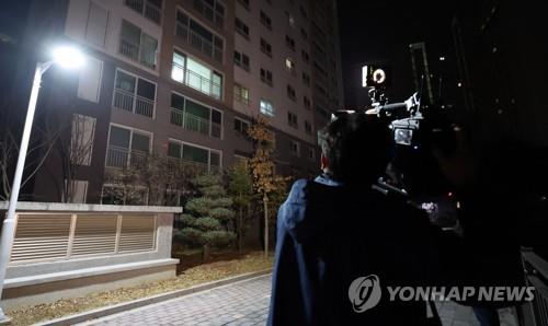 A reporter watches the home of opposition leader Lee Jae-myung's former chief of staff in Seongnam, south of Seoul, who was found dead on March 9, 2023. (Yonhap)