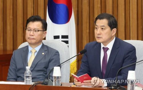 The ruling People Power Party's chief policy maker, Park Dae-chul (R), speaks at a party meeting held at the National Assembly in Seoul on May 19, 2023. (Yonhap)