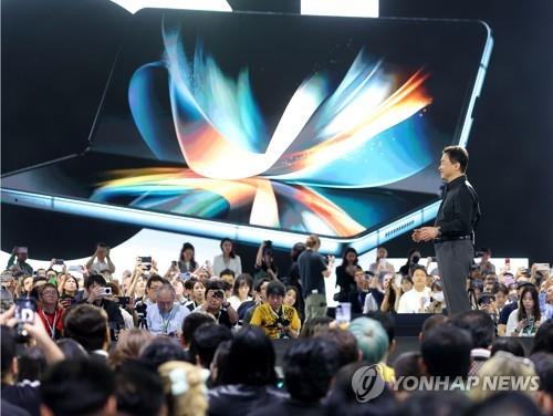 Roh Tae-moon (R), president and head of the mobile division at Samsung Electronics Co., introduces the Galaxy Z Flip 5 and the Fold 5 during the Galaxy Unpacked event at the COEX exhibition center in Seoul on July 26, 2023. (Yonhap)
