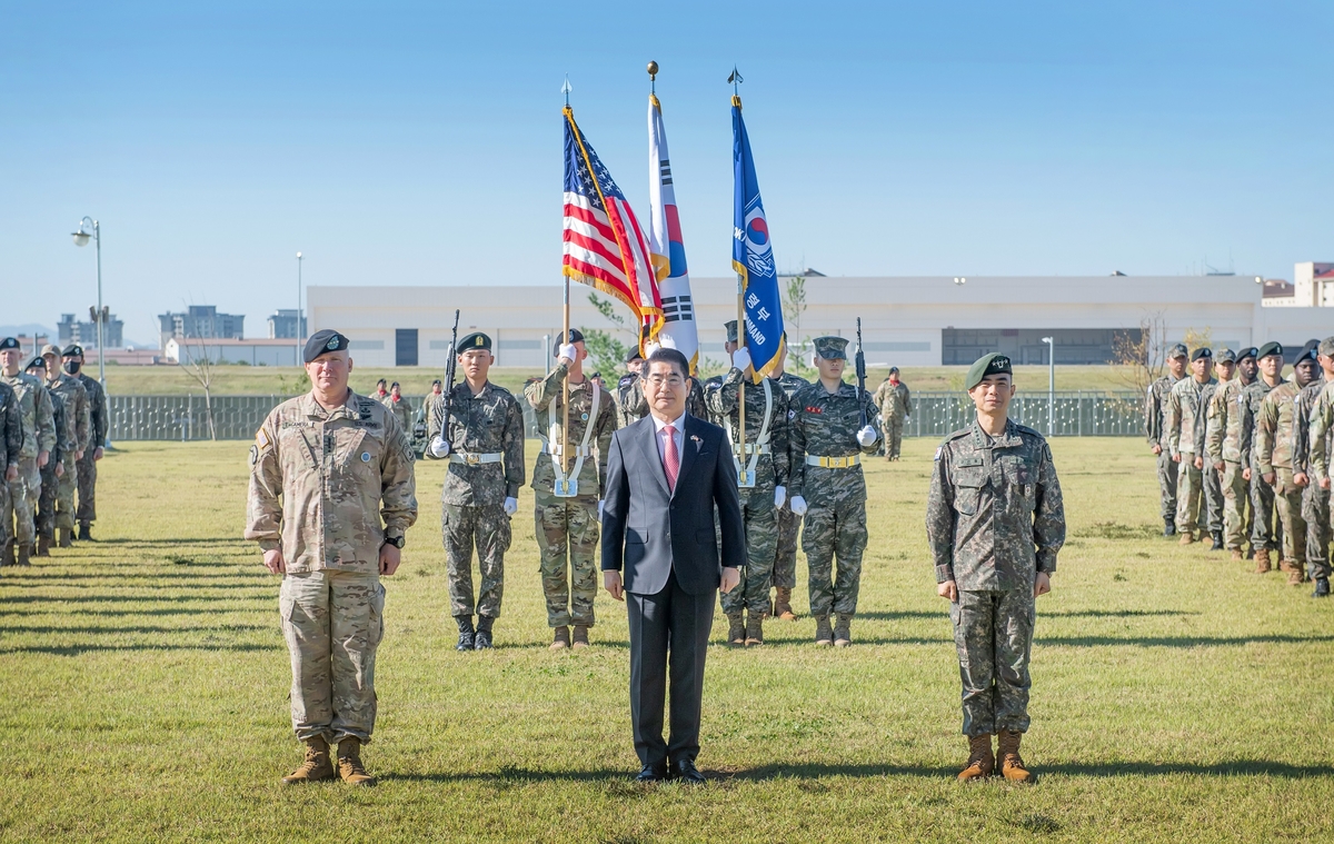 Defense Minister Kim Yong-hyun (C); Gen. Paul LaCamera (L), commander of the South Korea-U.S. Combined Forces Command (CFC); and Gen. Kang Shin-chul, deputy commander of the CFC, pose for a photo during Kim's visit to the CFC headquarters in Pyeongtaek, some 60 kilometers south of Seoul, on Oct. 4, 2024, in this photo provided by Kim's office. (PHOTO NOT FOR SALE) (Yonhap)
