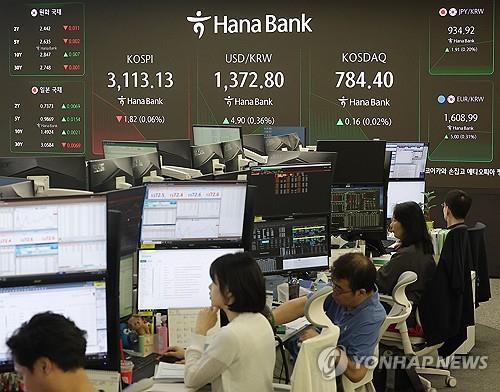 Officials work at a dealing room of Hana Bank in Seoul on July 9, 2025. (Yonhap)