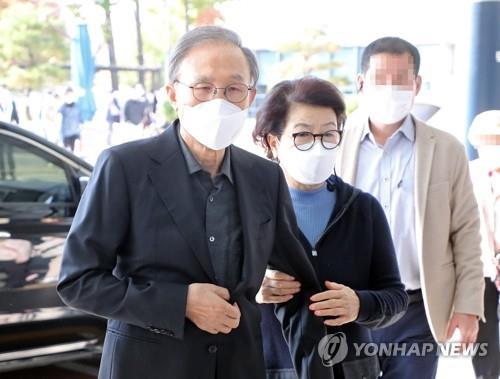 L'ex-chef de l'Etat Lee Myung-bak, aidé de sa femme, Kim Yoon-ok, arrive à l'hôpital universitaire national de Séoul pour consulter un médecin, le 30 octobre 2020.