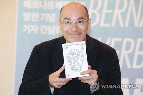 Bernard Werber, présente l'édition traduite en coréen de «Depuis l'au-delà» (2017), lors d'une conférence de presse tenue à l'hôtel Westin Chosun de Séoul, le 5 juin 2019.