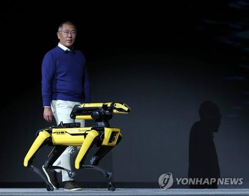 Le président du groupe automobile Hyundai Motor, Chung Euisun, est sur scène avec le chien robot Spot lors d'une conférence de presse tenue à l'hôtel Mandalay Bay à Las Vegas, le mardi 4 janvier 2022, la veille de l'ouverture du CES (Consumer Electronics Show).