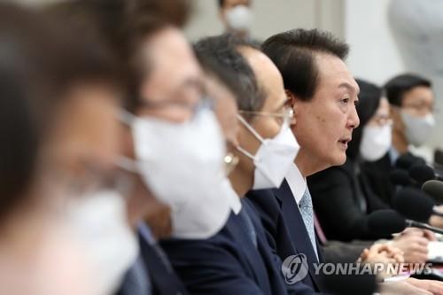 Le président Yoon Suk-yeol lors du conseil des ministres pour examiner le lancement de l'ordre de retour au travail, le mardi 29 novembre 2022. (Pool photo)
