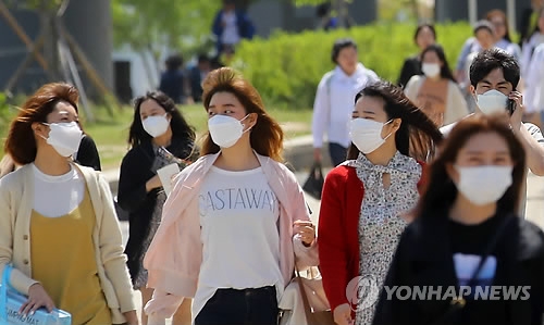 マスクを着用してソウル・汝矣島漢江公園を訪れた市民＝７日、ソウル（聯合ニュース）