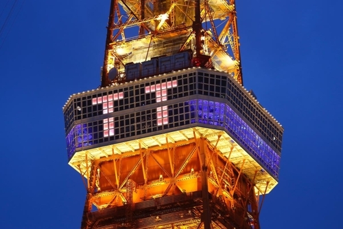 東京タワーの大展望台にともされた「ＴＴ」の文字（ＪＹＰエンターテインメント提供）＝（聯合ニュース）